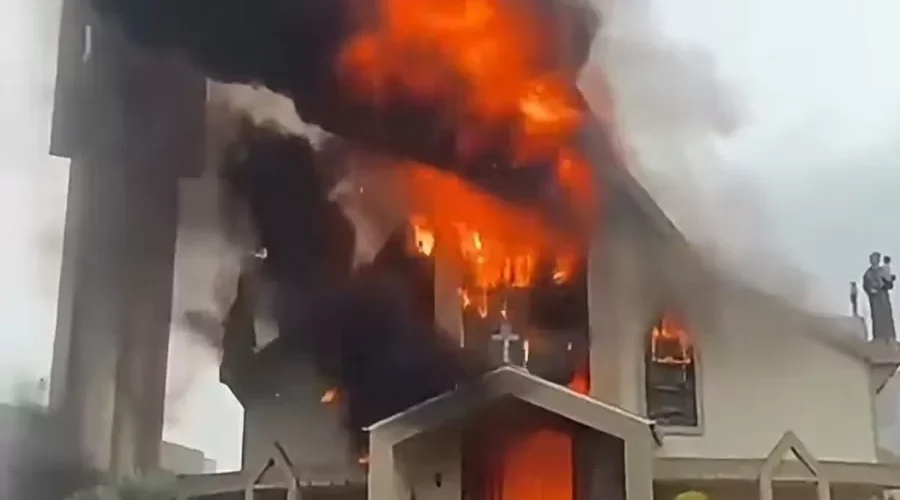 Paróquia de Treze de Maio recebe doações para reconstruir igreja destruída por incêndio