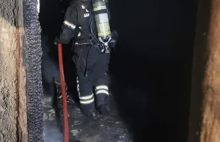 Incêndio atinge estufa de fumo e provoca desabamento parcial do telhado em Araranguá