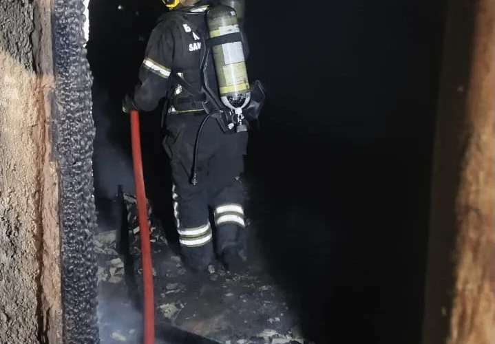 Incêndio atinge estufa de fumo e provoca desabamento parcial do telhado em Araranguá