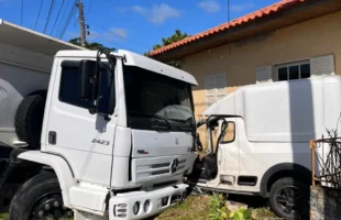 Homem fica ferido após colisão entre carro e caminhão em Jaguaruna