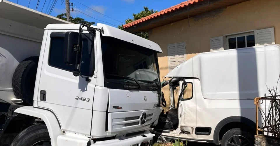 Homem fica ferido após colisão entre carro e caminhão em Jaguaruna