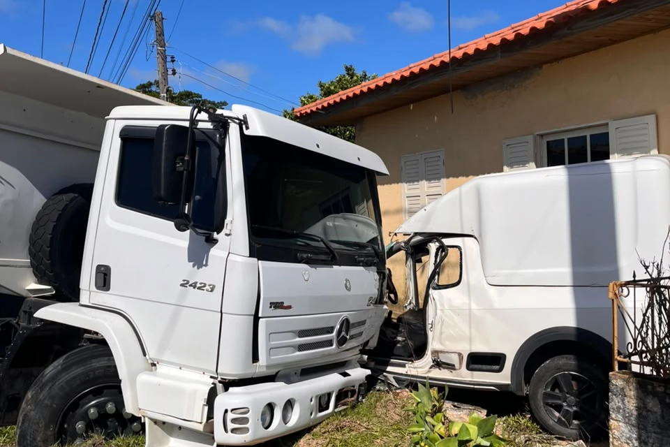 Homem fica ferido após colisão entre carro e caminhão em Jaguaruna