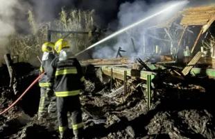 Incêndio destrói casa de máquinas de serraria em Praia Grande