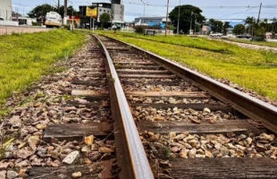 Homem é preso após furtar peças de linha férrea em Criciúma