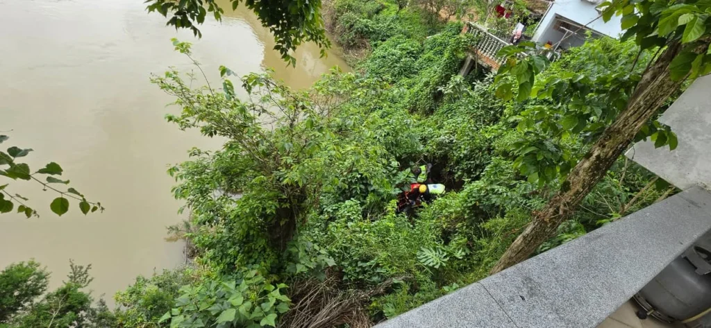 Idosa cai em ribanceira ao tentar colher limões em Braço do Norte