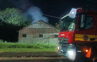 Incêndio provoca queda de parte do telhado de marcenaria em Sombrio