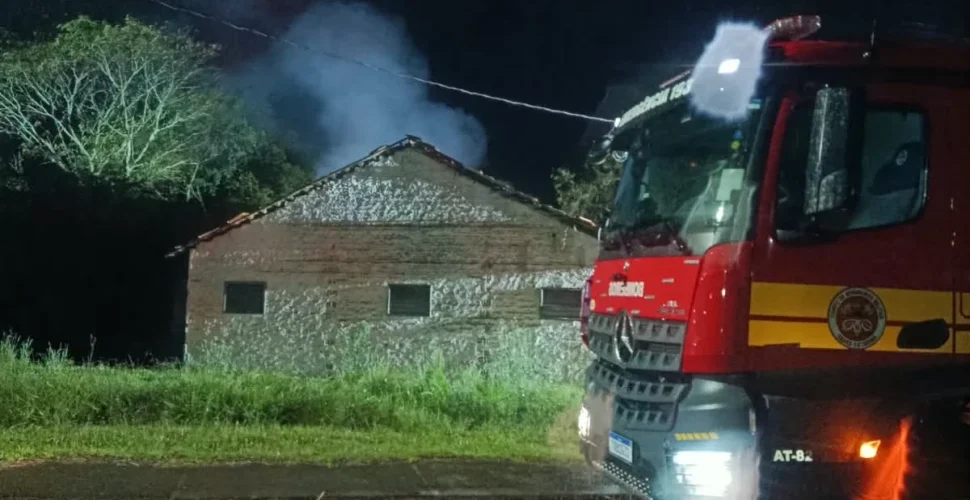 Incêndio provoca queda de parte do telhado de marcenaria em Sombrio