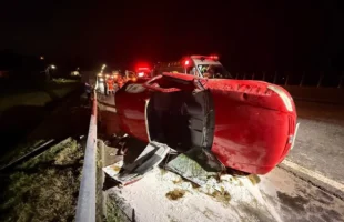 Colisão entre carro e van deixa mulher encarcerada na BR-101, em Sombrio