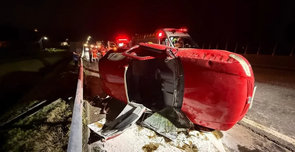Colisão entre carro e van deixa mulher encarcerada na BR-101, em Sombrio