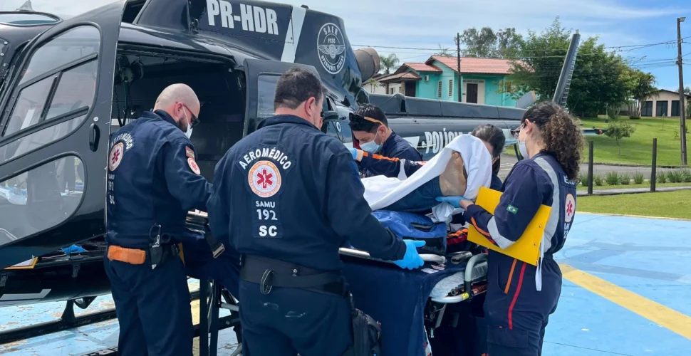 Idoso sofre traumatismo craniano grave após cair de árvore em Meleiro