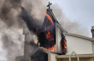 Paróquia se manifesta após incêndio destruir estrutura da Igreja Matriz em Treze de Maio