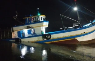 Barco de pesca colide com pedra e fica parcialmente alagado em Laguna