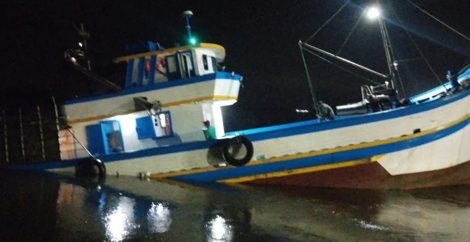 Barco de pesca colide com pedra e fica parcialmente alagado em Laguna