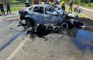 Colisão entre carro e moto deixa dois mortos e criança gravemente ferida em Turvo