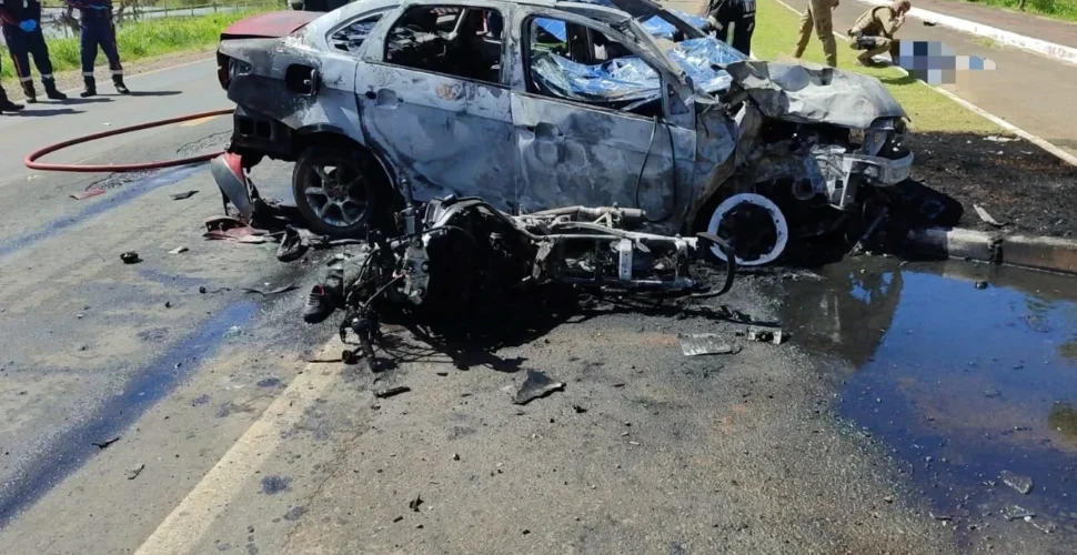 Colisão entre carro e moto deixa dois mortos e criança gravemente ferida em Turvo