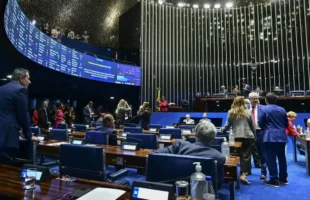 Senado aprova PEC que prevê fim da escala 6×1 e redução da jornada de trabalho