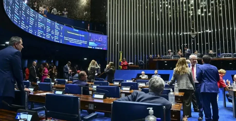 Senado aprova PEC que prevê fim da escala 6×1 e redução da jornada de trabalho