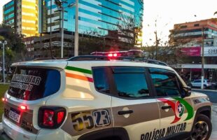 Discussão no trânsito termina em tentativa de agressão com faca e roubo de carro em Tubarão