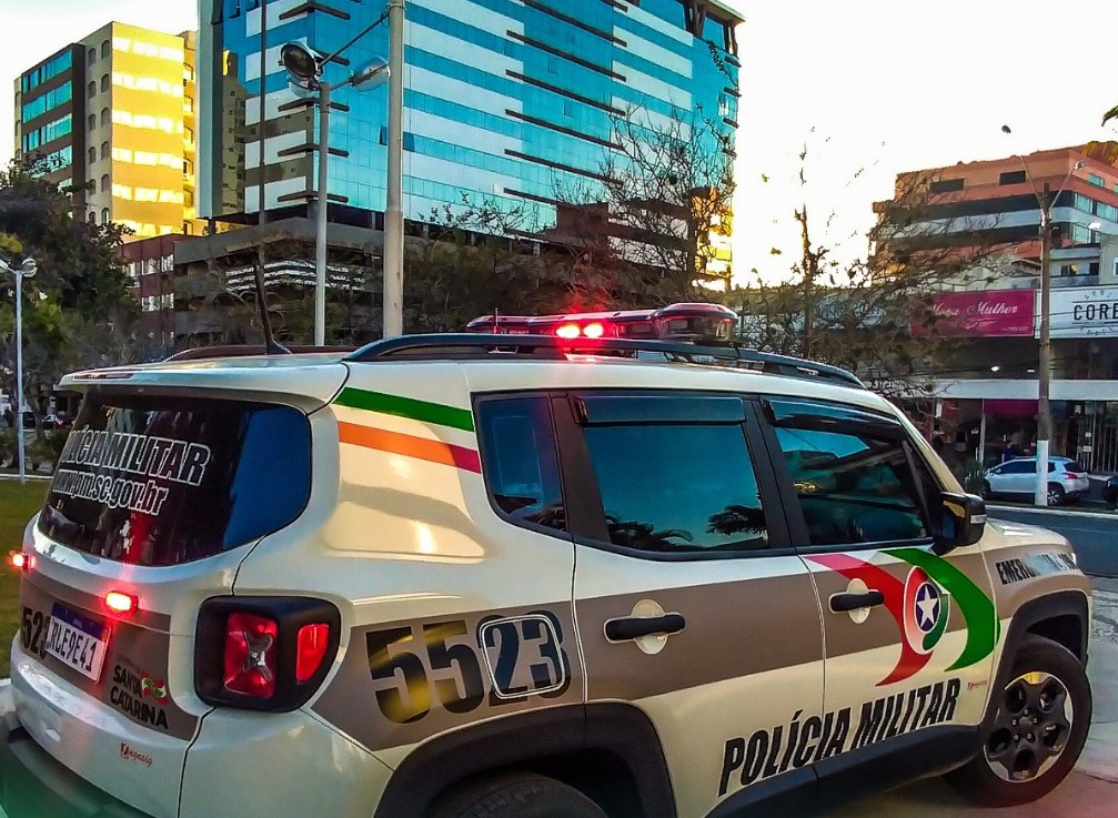 Discussão no trânsito termina em tentativa de agressão com faca e roubo de carro em Tubarão